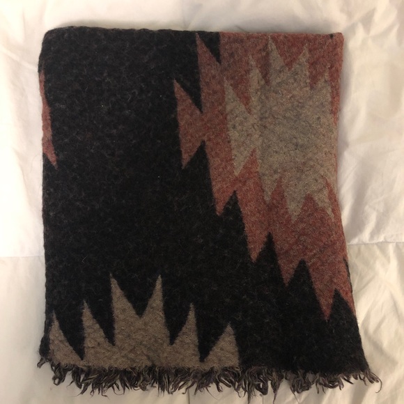 Aritzia Wilfred Mosaic Triangle Scarf - Picture 4 of 8